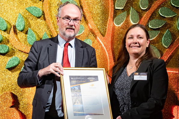 Minister Bill Johnston with 2022 Golden Gecko Certificate of Commendation, Toni Munro, Tronox Mining Australia.