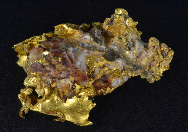 Gold crystals and platy gold encrust a quartz–kaolinite specimen from the Queen Margaret Gold Mine (east of Kalgoorlie)