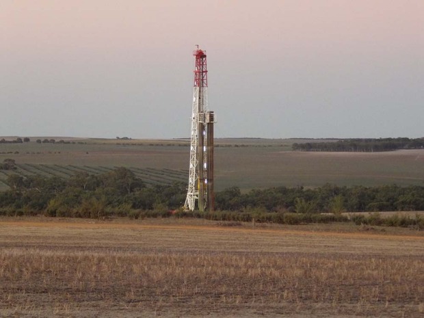 Petroleum drilling rig on farmland in the northern Perth Basin 